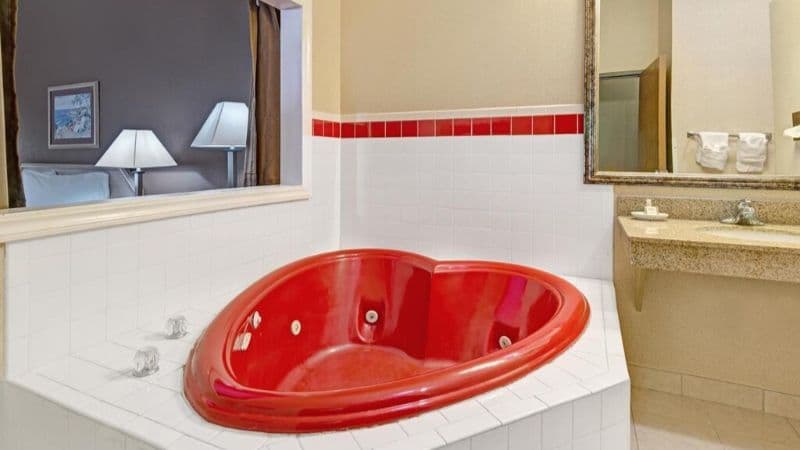 Baymont by Wyndham Lawrence Jacuzzi room