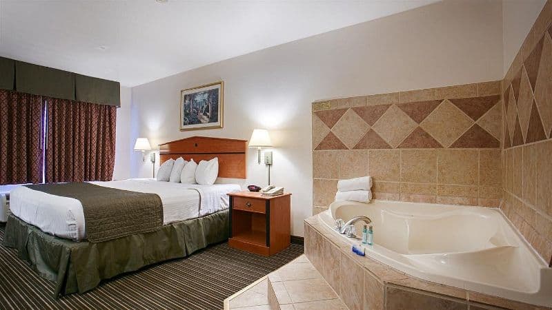 Best Western J. C. Inn Jacuzzi room