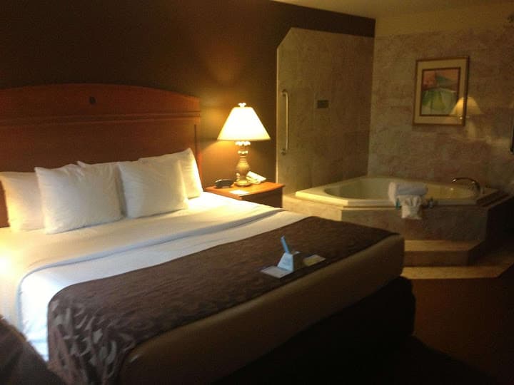 Best Western Manhattan Inn Jacuzzi room
