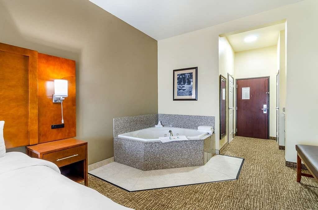 Comfort Inn & Suites Near Bethel College Jacuzzi room