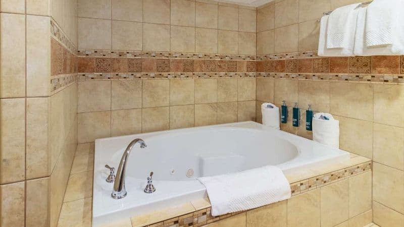 DoubleTree by Hilton Hotel Lawrence Jacuzzi room