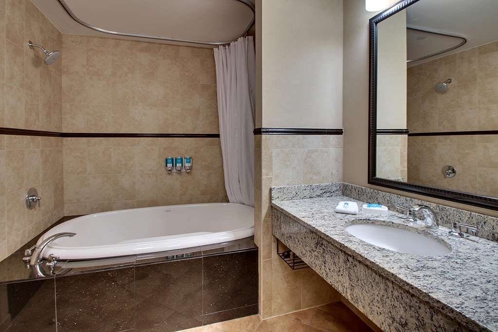 Drury Plaza Hotel Broadview Wichita