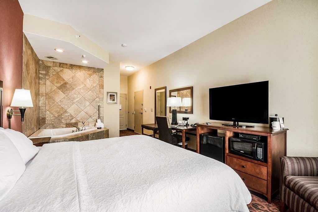 Hampton Inn Derby Wichita Southeast Jacuzzi room