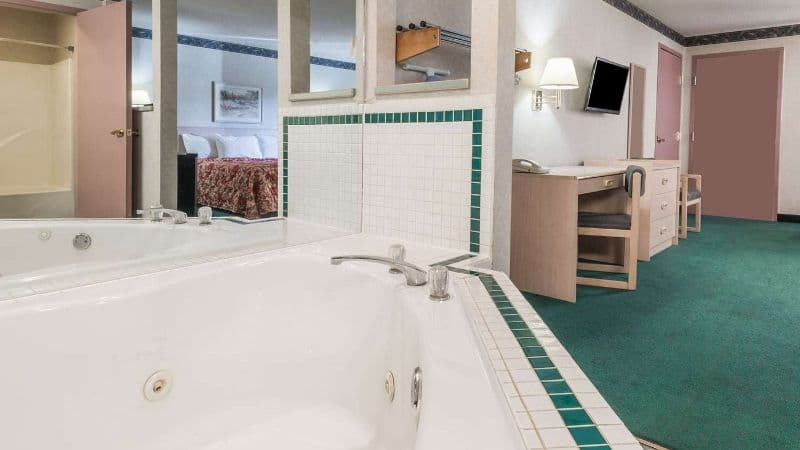 Knights Inn Ottawa Jacuzzi room