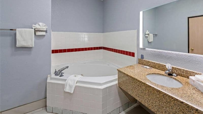 Quality Inn & Suites Manhattan Jacuzzi room