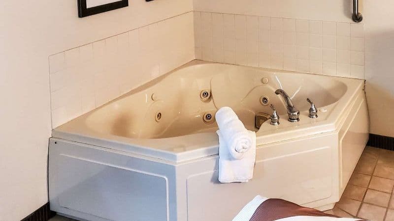 Quality Inn Atchison Jacuzzi room