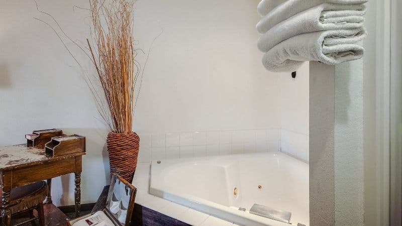 Simmer Motel Jacuzzi room