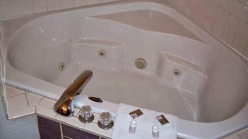 Western Holiday Motel Jacuzzi room