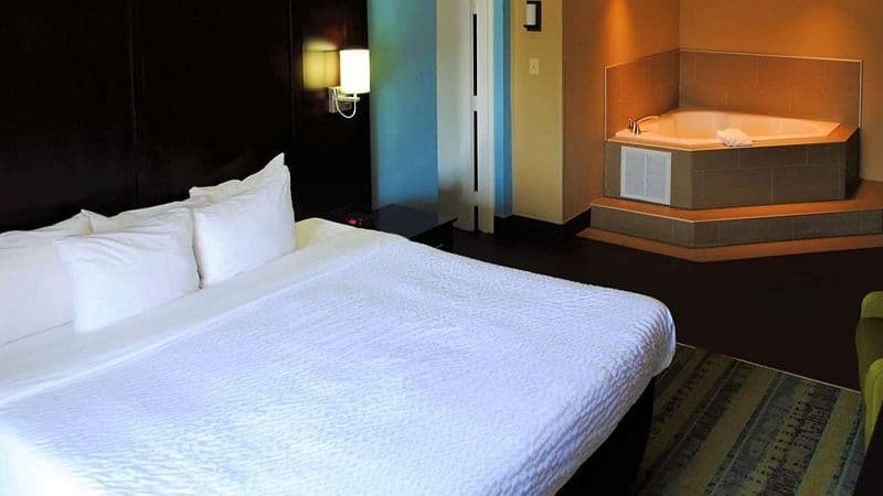 Clarion Hotel Conference Center – North Jacuzzi room
