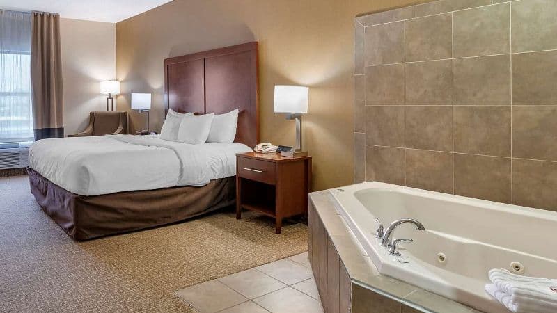 Comfort Inn Louisville Jacuzzi room