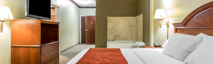 Comfort Suites Jacuzzi room