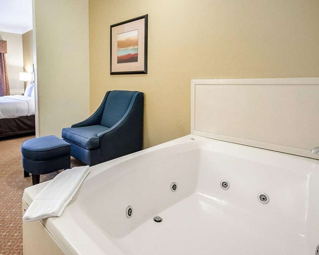 Comfort Suites Elizabethtown Jacuzzi room