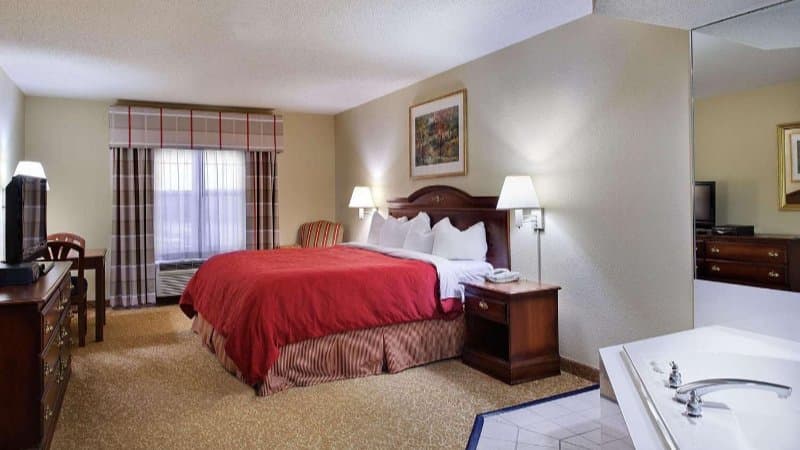 Country Inn & Suites by Radisson, Louisville South, KY Jacuzzi room