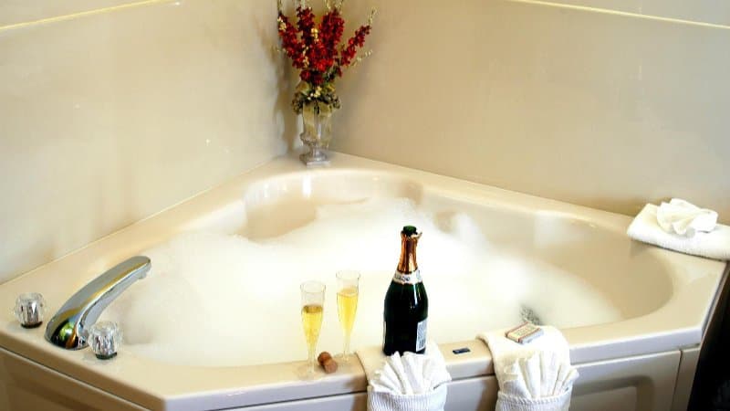 Econo Lodge Airport Jacuzzi room