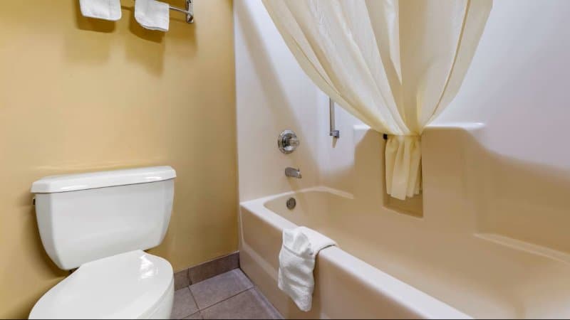 Econo Lodge Airport hotel photo 3