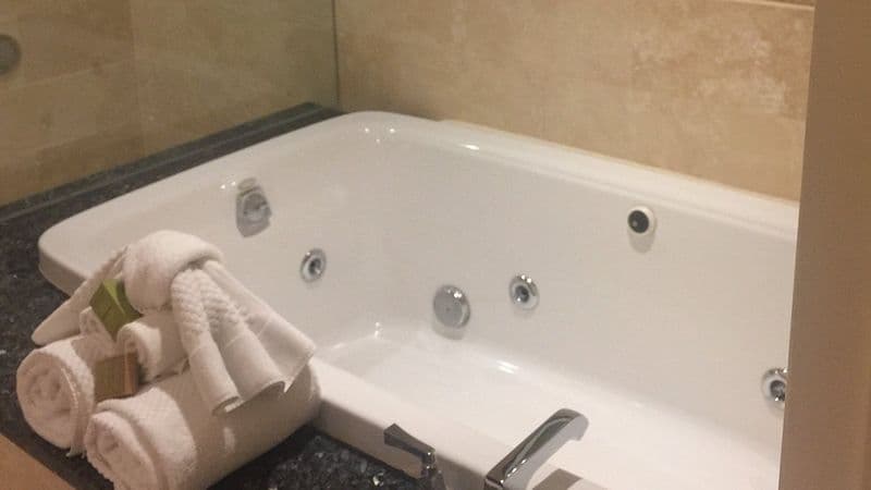 Hilton Lexington Downtown Jacuzzi room