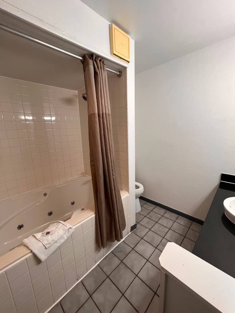 Motel 6 Grand Rivers, KY Jacuzzi room