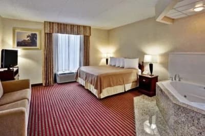 Quality Inn & Suites Somerset Jacuzzi room