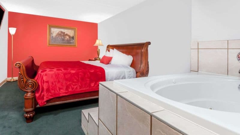 Ramada by Wyndham Henderson Evansville Jacuzzi room