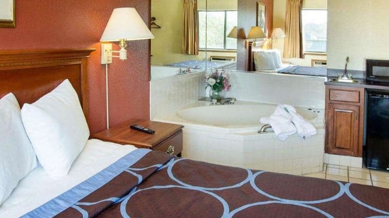 Rodeway Inn Florence – Cincinnati South Jacuzzi room