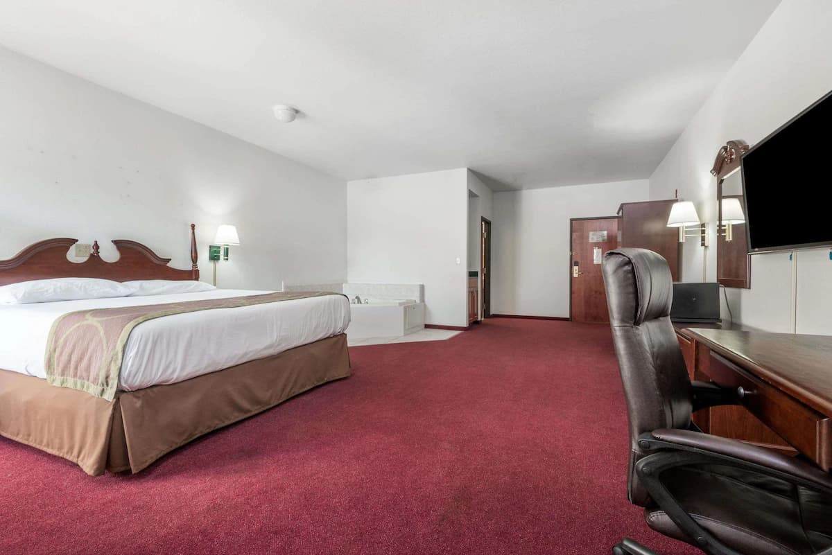 Super 8 by Wyndham Grayson Jacuzzi room