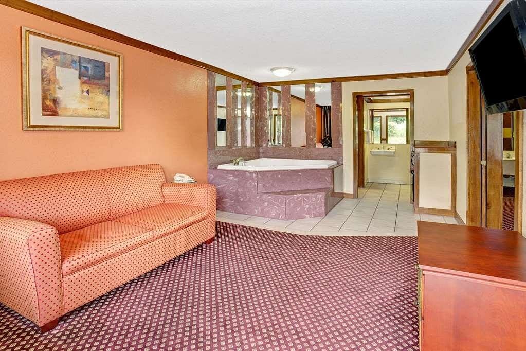 Travelodge by Wyndham Sellersburg Jacuzzi room