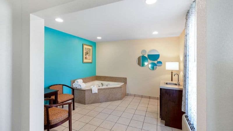 Howard Johnson by Wyndham Houma Jacuzzi room