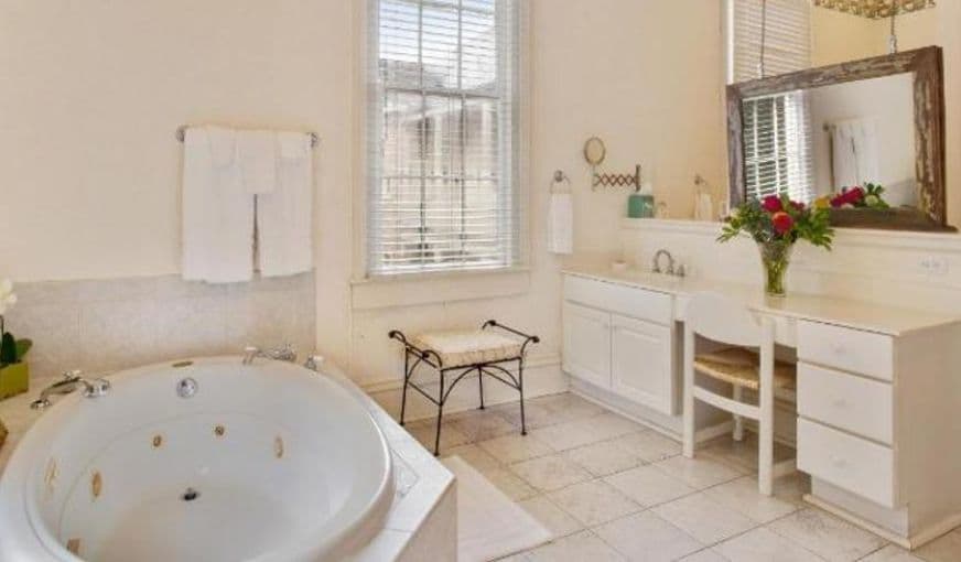 Maison Perrier Jacuzzi room