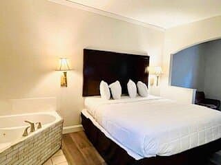 Quality Inn & Suites Lafayette Jacuzzi room