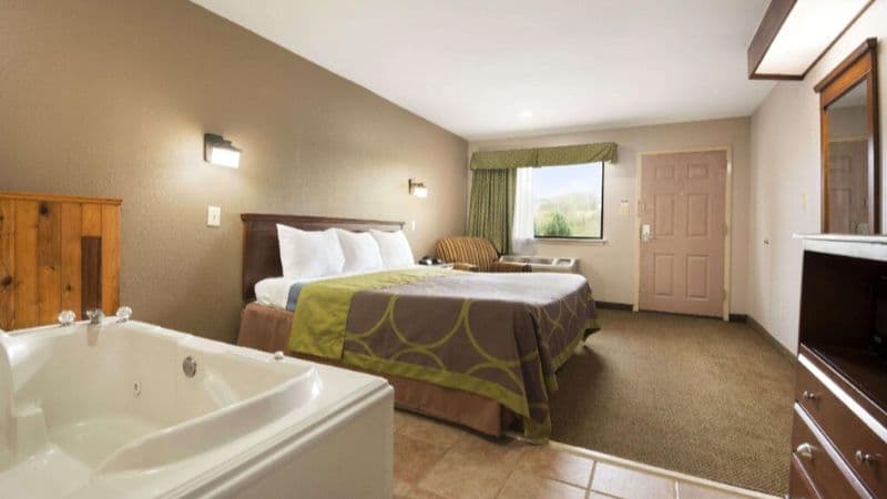 Staywell Suites Jacuzzi room
