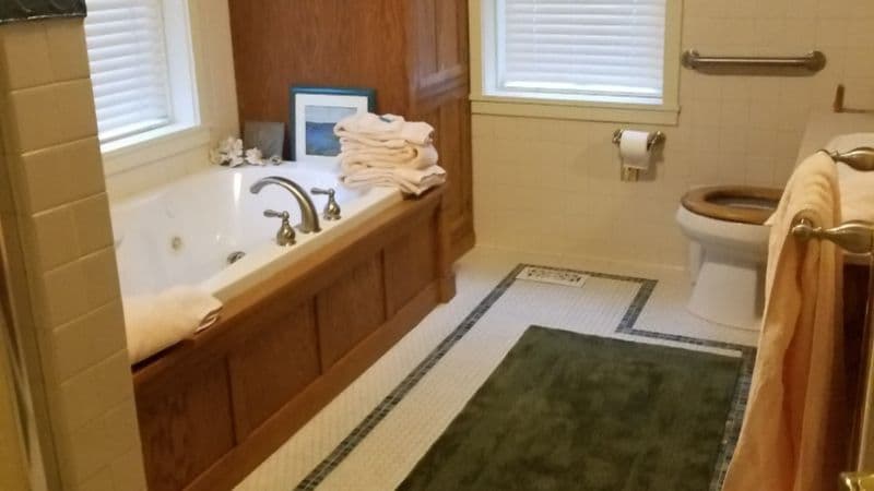 Clary Lake Bed and Breakfast Jacuzzi room