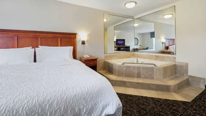 Hampton Inn & Suites Rockland Jacuzzi room
