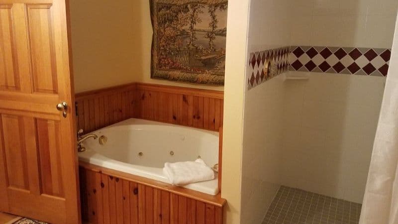 Spouter Inn Bed and Breakfast Jacuzzi room