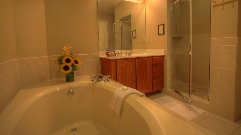 Spruce Point Inn Resort and Spa Jacuzzi room