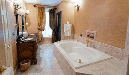 1840s Carrollton Inn Jacuzzi room