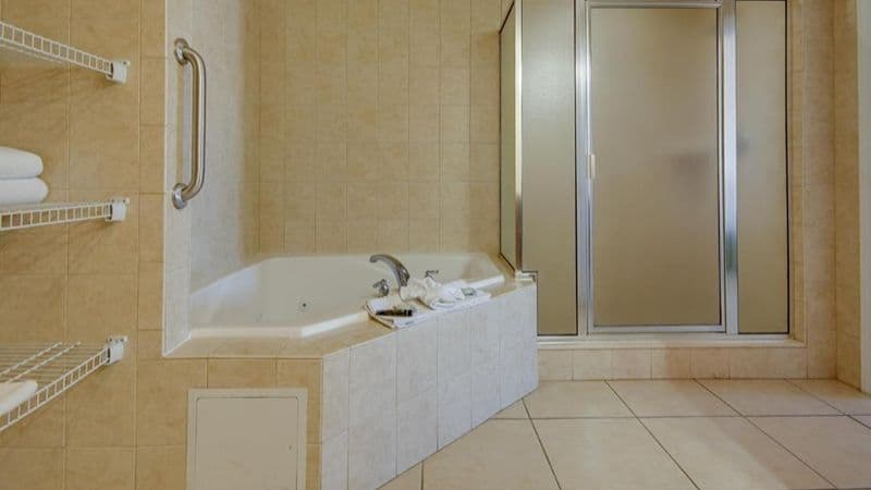 Americana Condos 10th Street Jacuzzi room