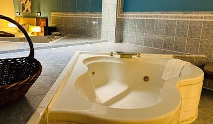Boston Inn Jacuzzi room