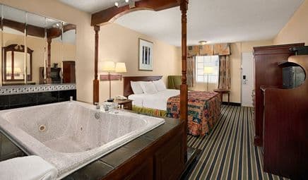 Days Inn by Wyndham Towson Jacuzzi room
