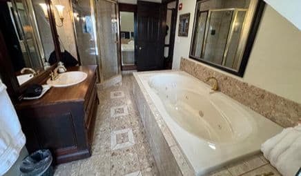 Gramercy Mansion Jacuzzi room