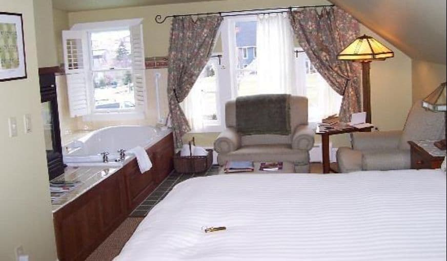 Lake Pointe Inn Jacuzzi room
