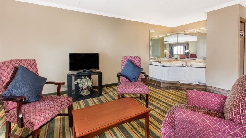 Super 8 by Wyndham Frederick Jacuzzi room