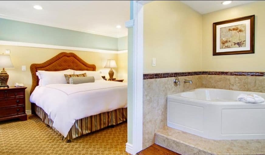 The Wayside Inn Jacuzzi room