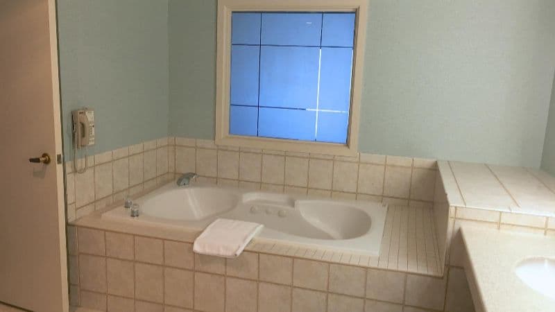 Turf Valley Resort Jacuzzi room