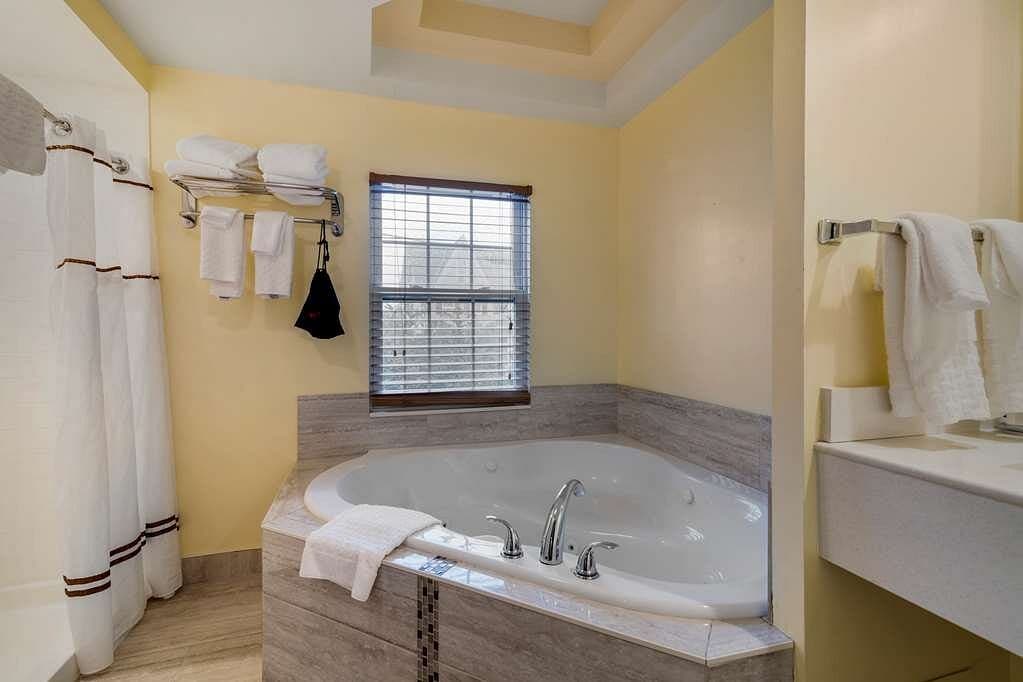 Best Western Plus Cold Spring Jacuzzi room