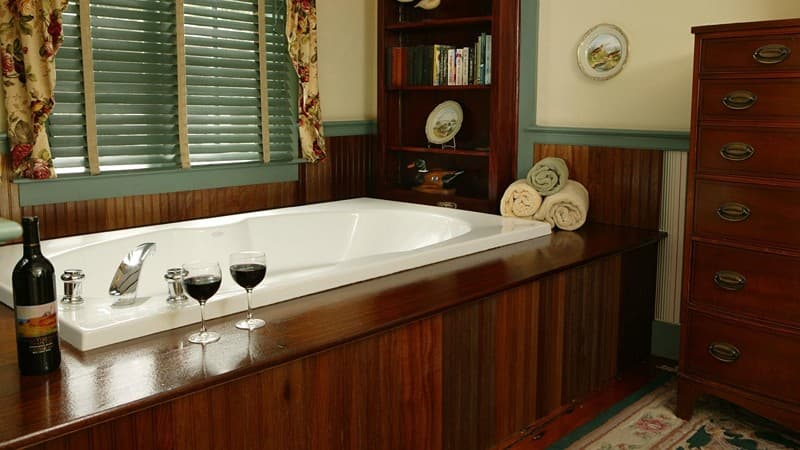 Captain’s House Inn Jacuzzi room
