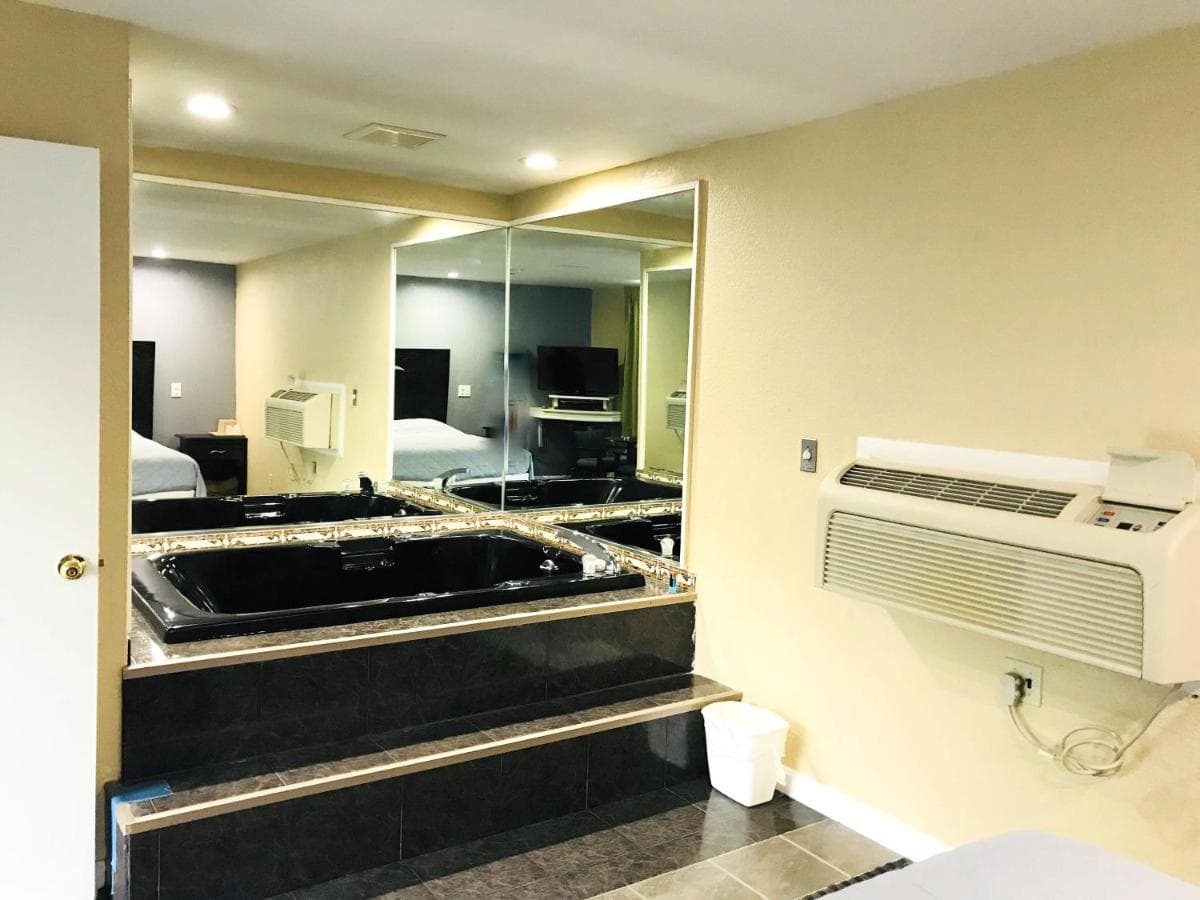 Chisholm’s Motor Inn Jacuzzi room