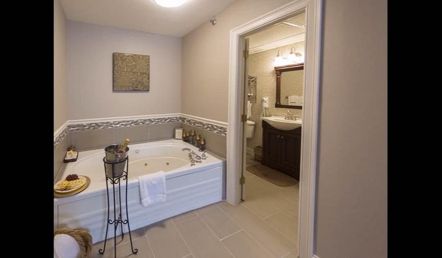 Colonial Hotel Jacuzzi room