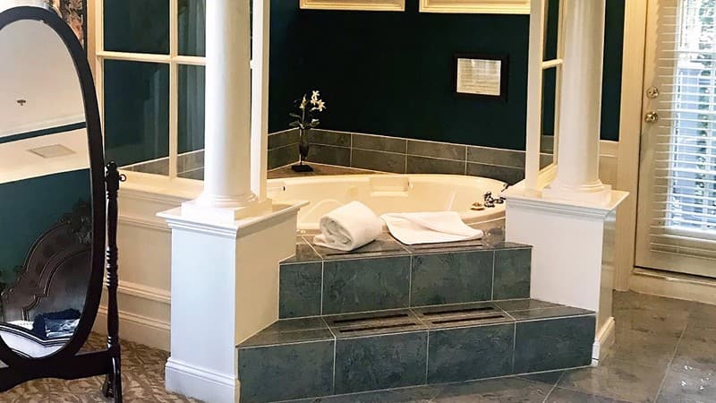 Dan'l Webster Inn & Spa Jacuzzi room
