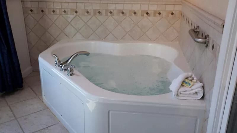 Edgewater Beach Resort Jacuzzi room