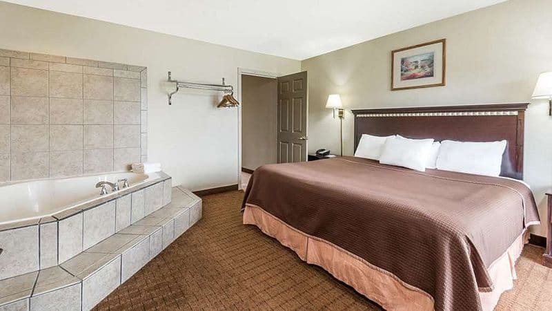 Howard Johnson by Wyndham Springfield Jacuzzi room